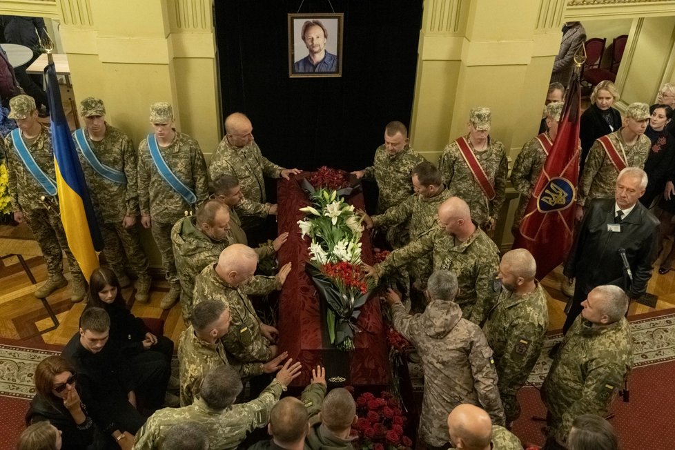 Pohřeb baletního tanečníka Olexandra Šapovala, který zemřel během bojů na Ukrajině.