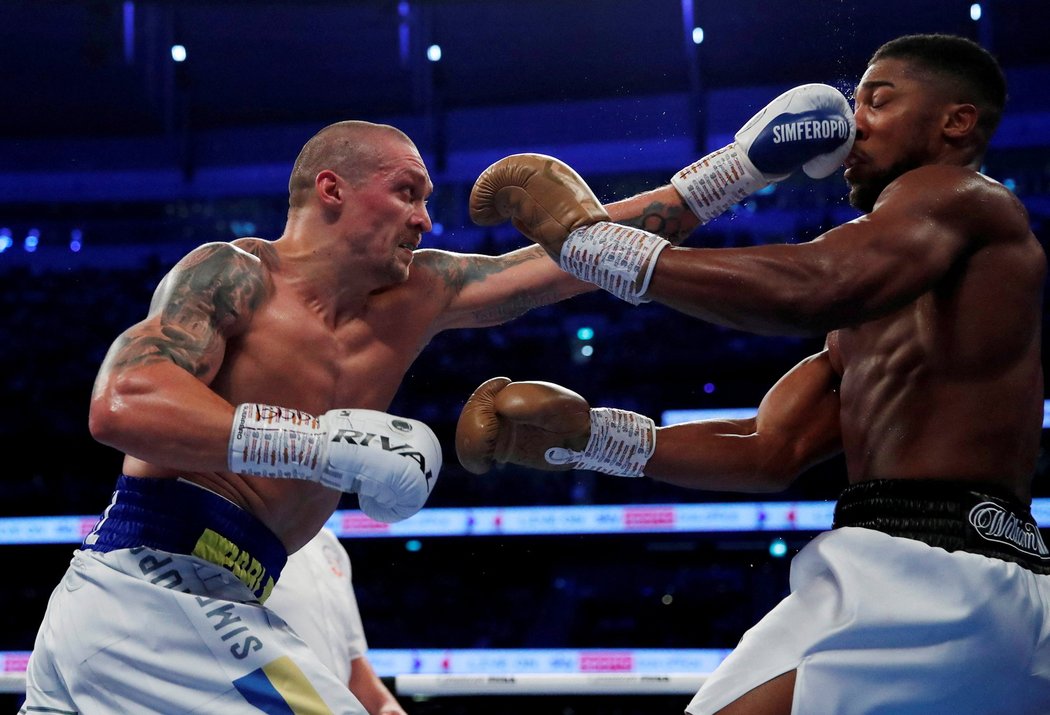 Ukrajinský boxer Oleksandr Usyk v duelu s Anthony Joshuou