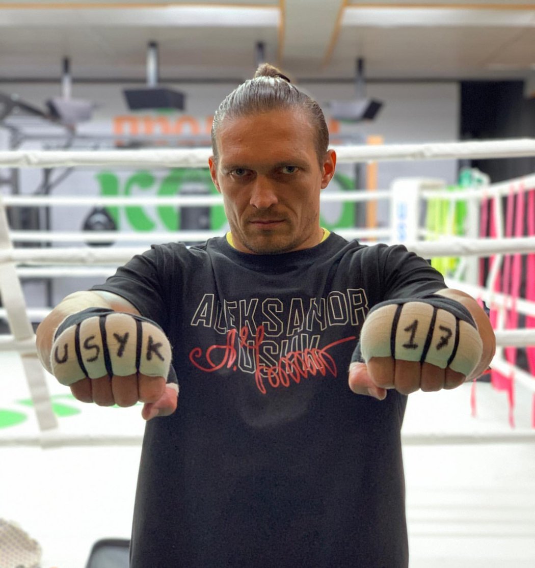 Ukrajinec Oleksandr Usyk musel měsíc střežit rodinu se zbraní v ruce