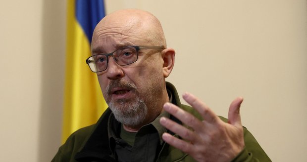 Nákup předražených potravin pro armádu: Ukrajinský ministr se musí zpovídat před parlamentem