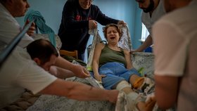 Olena Viterová (45) přišla o nohu a o 14letého syna, když Rusové zaútočili na vesnici nedaleko Kyjeva.