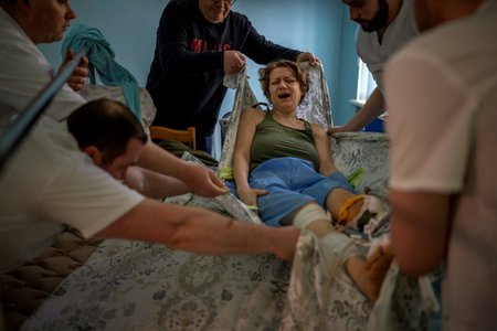 Olena Viterová (45) přišla o nohu a o 14letého syna, když Rusové zaútočili na vesnici nedaleko Kyjeva.