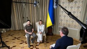 Olena a Volodymyr Zelenští v pořadu britské televize s moderátorem Piersem Morganem
