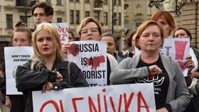 Válka na Ukrajině: Lidé demonstrují kvůli vyhořelé věznici v Olenivce (31.7.2022)