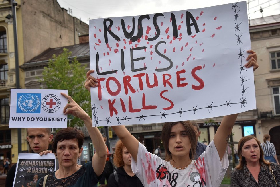 Válka na Ukrajině: Lidé demonstrují kvůli vyhořelé věznici v Olenivce (31. 7. 2022).