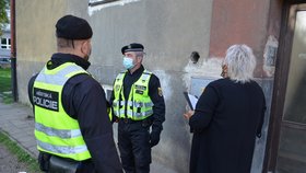 Šťára v problémové čtvrti Ostravy: Lidé vyhazují odpad z okna, dětské gangy terorizují okolí