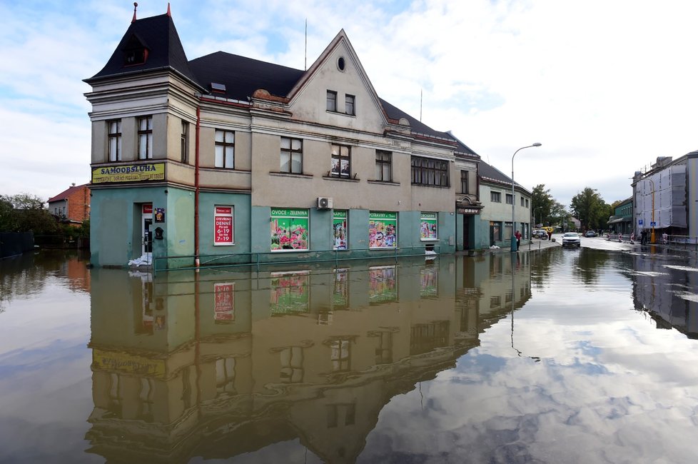 Po intenzivních deštích rozvodněná říčka Olešnice 15. října 2020 zaplavila několik ulic v Brodku u Přerova.