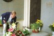 Václav pokládá kytici k hrobu své ženy (rok 2002).