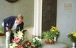 Václav pokládá kytici k hrobu své ženy (rok 2002).