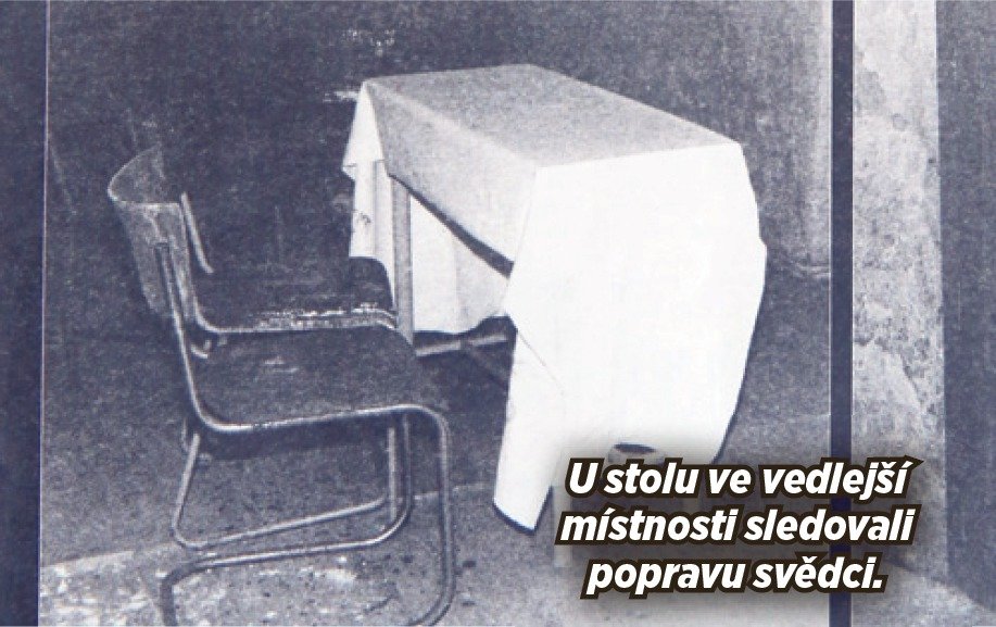 U stolu ve vedlejší místnosti sledovali popravu svědci.