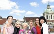 Lady Dermacol Olga Knoblochová slaví 88. narozeniny: Tahle partička se bavila na střeše hotelu.