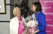 Lady Dermacol Olga Knoblochová slaví 88. narozeniny: Gratulace Zdeňky Žádníkové Volencové oslavenkyni rozesmála.