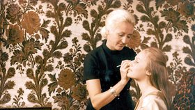 Olga Knoblochová na dobové fotografii i při prezentaci krycího make-upu