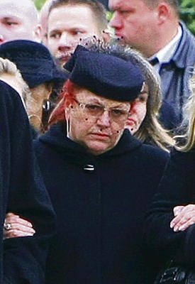 Olga Kočková na pohřbu svého syna