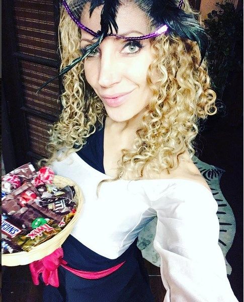 Zpěvačka Olga Lounová vyrazila v roce 2016 na Halloweenskou koledu v Los Angeles.