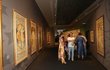 Výstava představuje na 220 děl Alfonse Muchy.