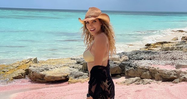 Olga Lounová si na Barbudě užívá exotické růžové pláže