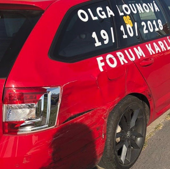 Olga Lounová měla autonehodu, která ji zrušila auto a vyřadila z provozu minimálně na měsíc.