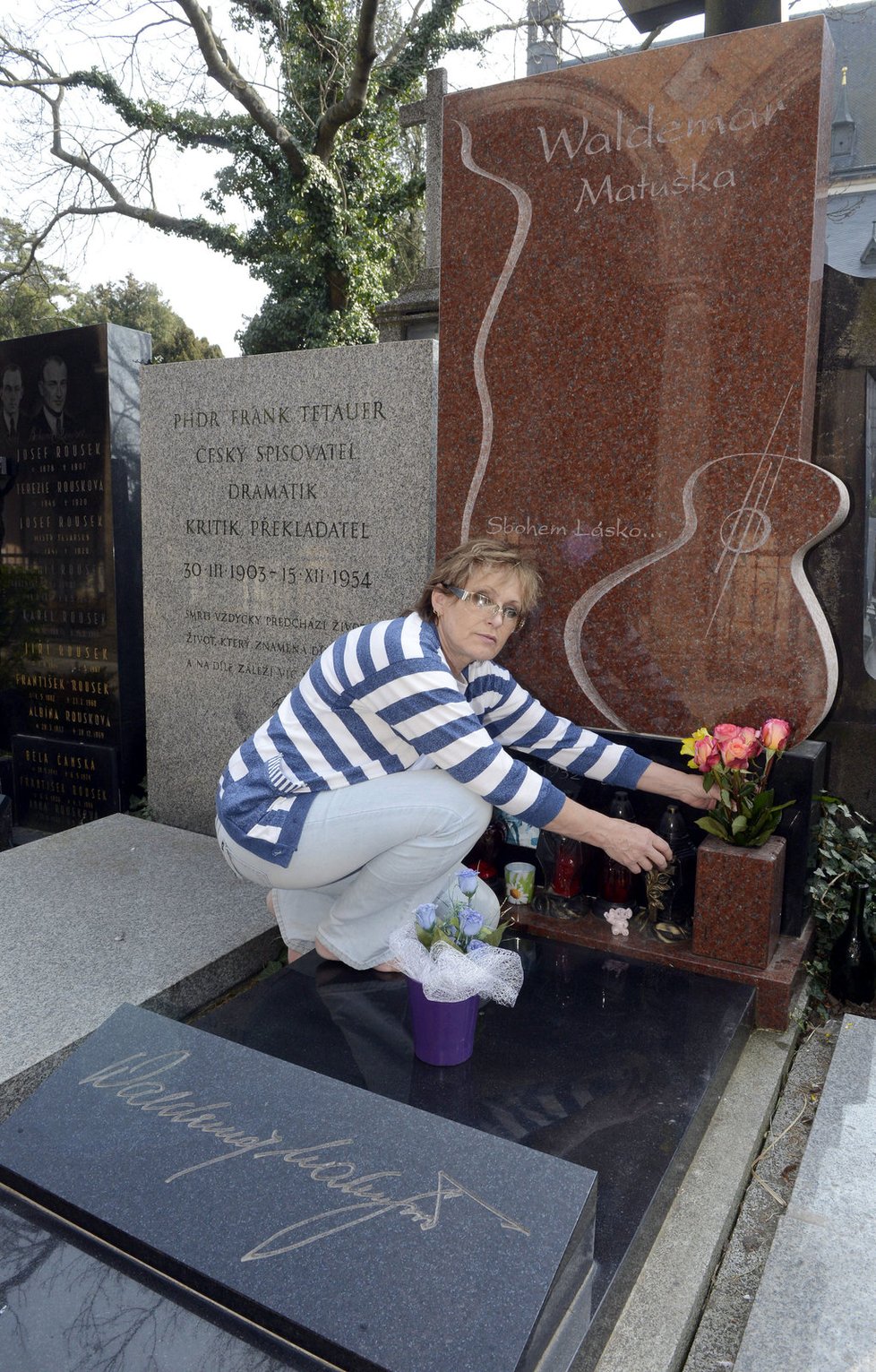 Olga Matušková se přiletěla podívat na pravnoučka, a tak přinesla Waldovi růže na hrob
