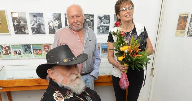 Olga Matušková a Jiří Planner v muzeu Waldemara Matušky s majitelem sbírky Miroslavem Frostem