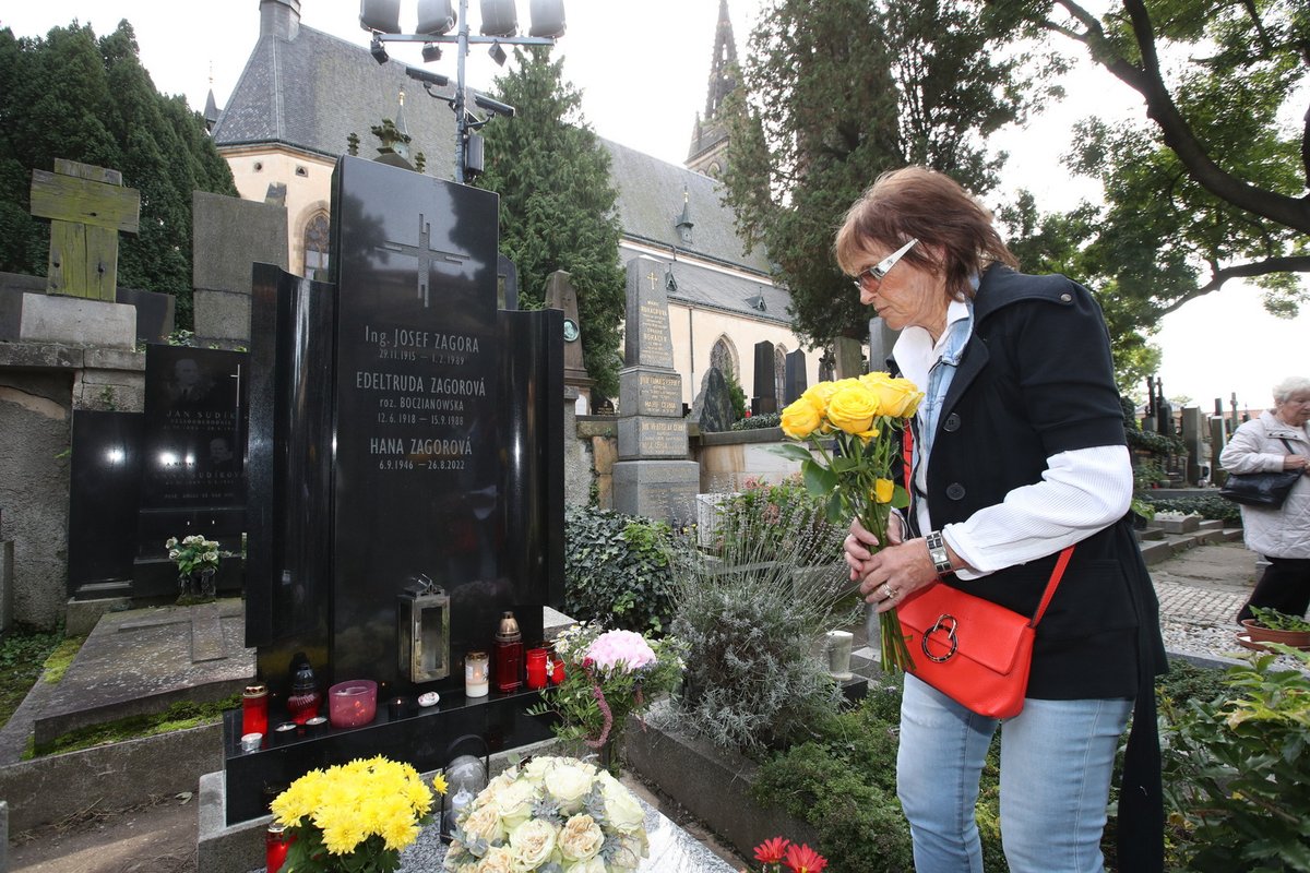 Olga Matušková u hrobu Hany Zagorové