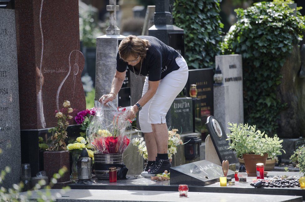 Olga Matušková uklidila Waldemarovi hrob.