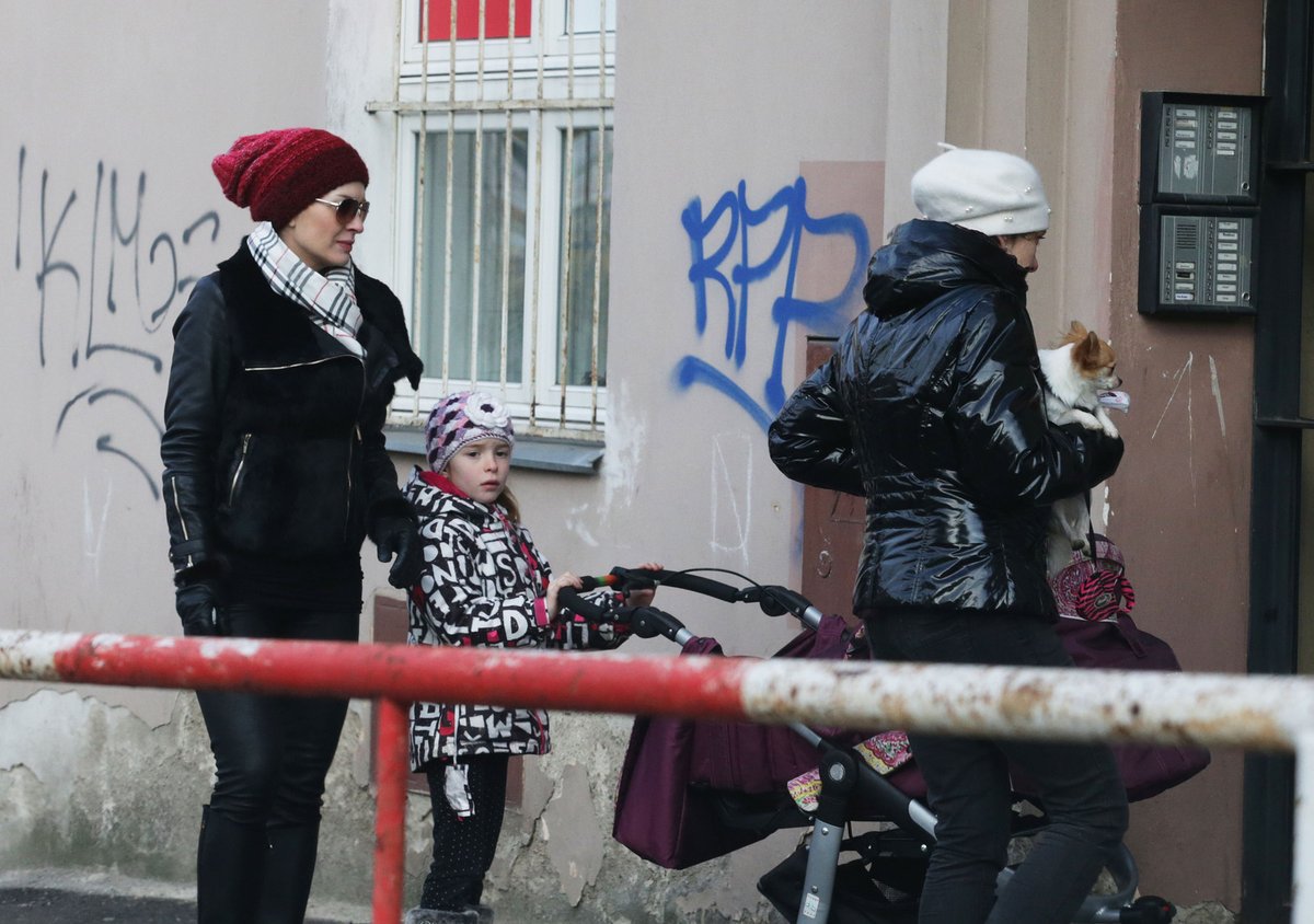 PRAHA-KOŠÍŘE, PONDĚLÍ 15:33 Olga Menzelová se na procházku s oběma dcerami, neznámou ženou a miničivavou maskovala brýlemi.