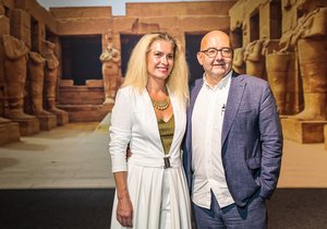 Olga Menzelová s přítelem, egyptologem Miroslavem Bártou na výstavě Tutanchamona v Brně