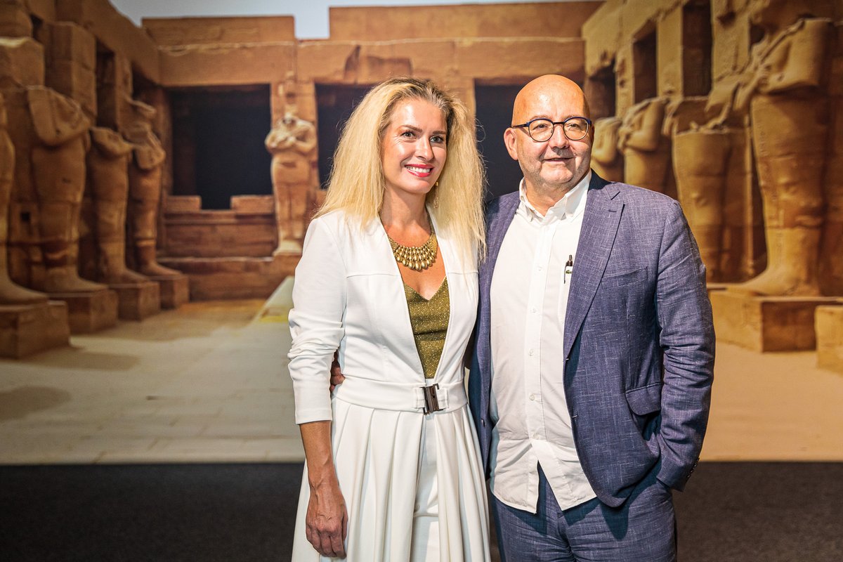 Olga Menzelová s přítelem, egyptologem Miroslavem Bártou na výstavě Tutanchamona v Brně