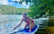 Olga Menzelová na paddleboardu Olga Menzelová na paddleboardu