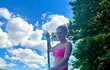 Olga Menzelová na paddleboardu Olga Menzelová na paddleboardu
