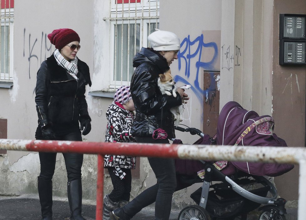 Olga Menzelová na procházce s dcerami Aničkou a novorozenou Evou Mariou.