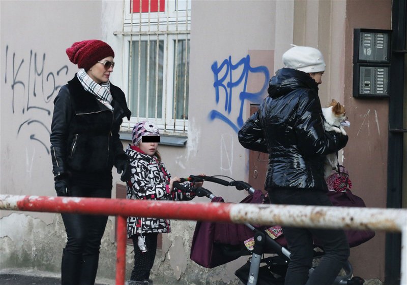 Olga Menzelová se na procházce s dcerami maskovala.