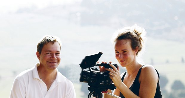 Vlevo Aleš Bárta, vedle něj Olga Špátová s kamerou při práci