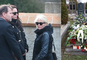 Veronika Žilková s dcerou Agátou Hanychovou a jejím partnerem Soukupem na pohřbu Olgy Žilkové.