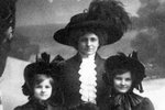 Olga Fastrová se svými třemi dcerami