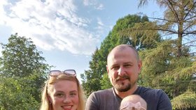 Olha se i s krásnou Viktorkou, kterou porodila v Ústí nad Labem, vrátily k tatínkovi, který v Žytomyru pracuje jako chirurg.