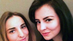 Oksana Berčenko (vpravo) se sestrou Dianou, která zahynula při autonehodě