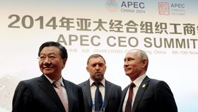 Putin a Děripaska na summitu v Číně