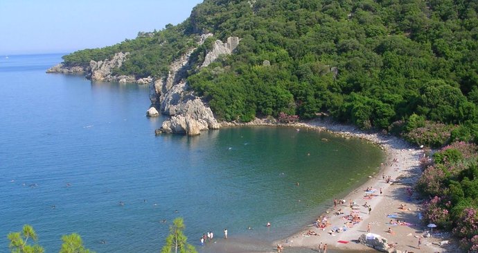 Idylické letovisko Olimpos v turecké oblasti Antalya ohrožuje požár.