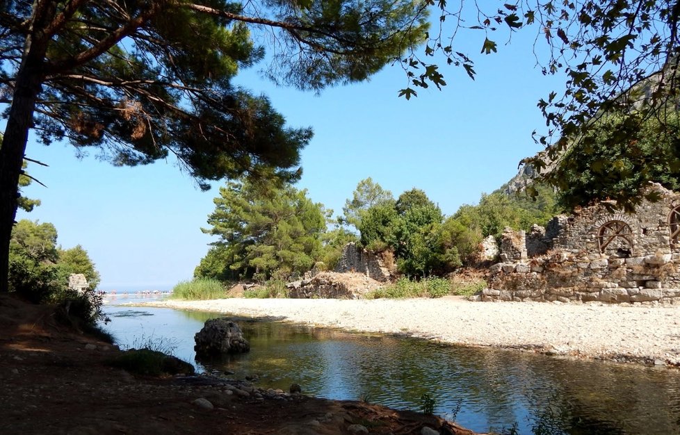 Idylické letovisko Olimpos v turecké provincii Antalya ohrožuje požár.