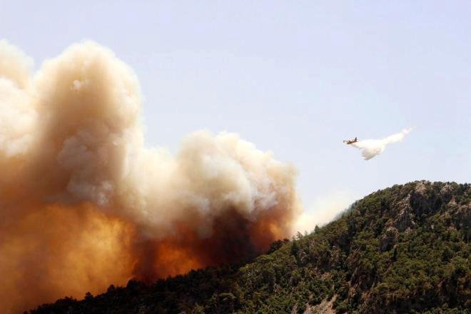 Požár v turecké provincii Antalya ohrožuje i přímořské letovisko Olimpos, úřady evakuovaly turisty.
