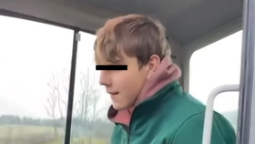 Oliver před pádem z 38 metrů řídící bagr