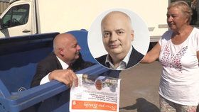 Lídr ČSSD v Brně Oliver Pospíšil leze při volební kampani do komunálních voleb z kontejneru.