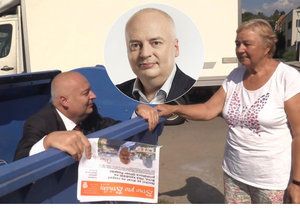 Lídr ČSSD v Brně Oliver Pospíšil leze při volební kampani do komunálních voleb z kontejneru.