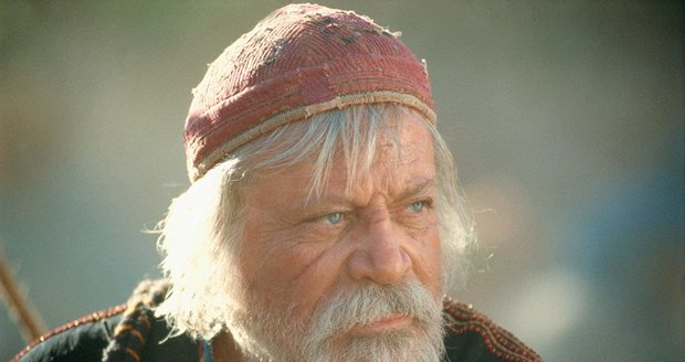 Oliver Reed se v průběhu natáčení upil k smrti.