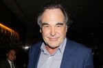 Oskarový režisér Oliver Stone v Karlových Varech převezme Křišťálový glóbus za mimořádný umělecký přínos světové kinematografii.