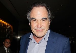 Oskarový režisér Oliver Stone v Karlových Varech převezme Křišťálový glóbus za mimořádný umělecký přínos světové kinematografii.