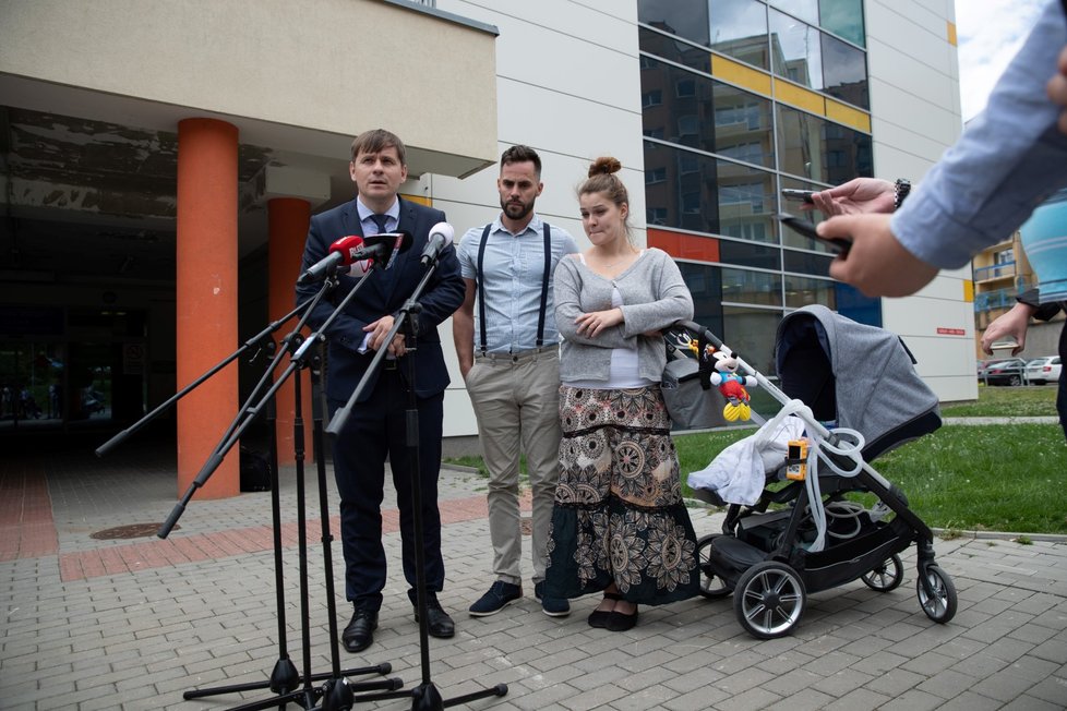 Rodiče s Oliverkem před nemocnicí v Motole