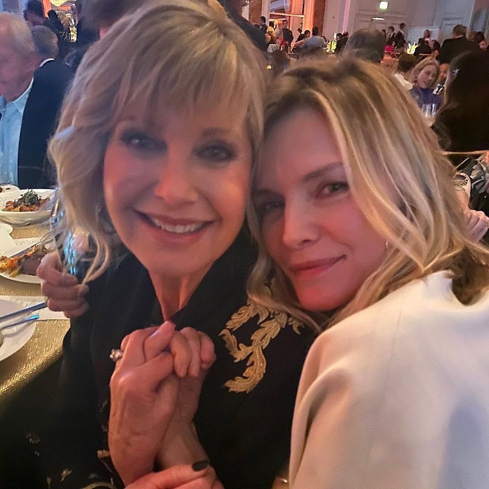 Olivia Newton-John s Michelle Pfeiffer: Obě si zahrály v Pomádě.